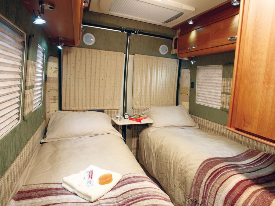 Интерьер Auto-Sleepers Sussex Duo 2010 года  (фото 4 из 5)